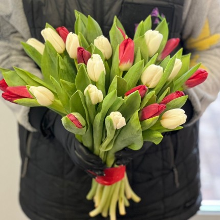 Заказать букет белых и красных тюльпанов недорого с доставкой в по Волоколамску