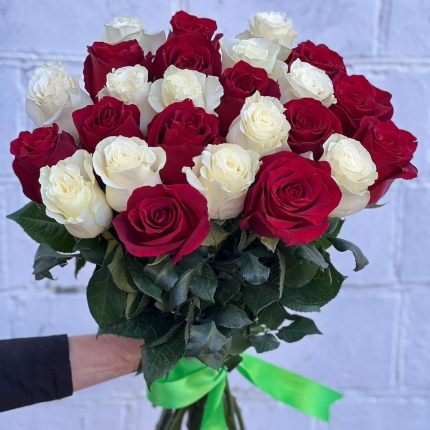 Букет «Баланс» из красных и белых роз - купить с доставкой в по Волоколамску