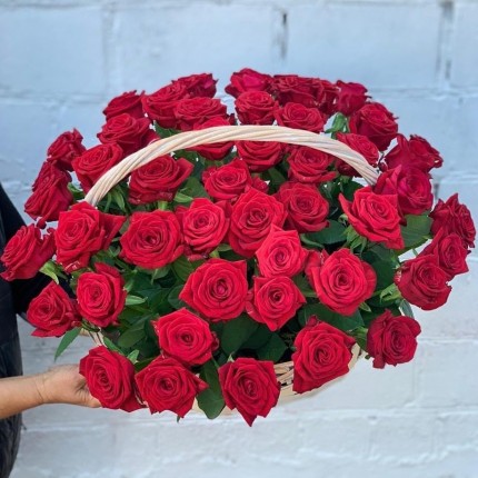 Корзинка "Моей королеве" из красных роз с доставкой в по Волоколамску