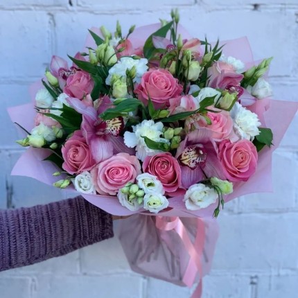 Букет из розовых роз и орхидей "Нежность" - доставка в по Волоколамску