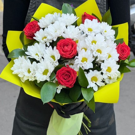 Букет с розами и хризантемами "Волшебство" - заказ с достакой с доставкой в по Волоколамску